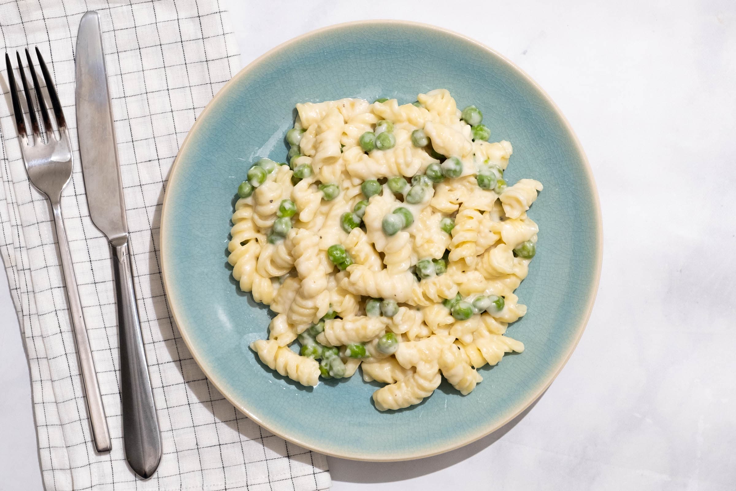 Creamy Alfredo Pasta Bake with Fusilli and Green Peas
