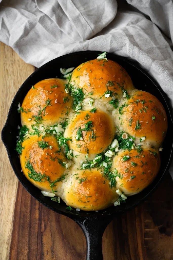 Ukrainian Garlic and Dill Pampushky