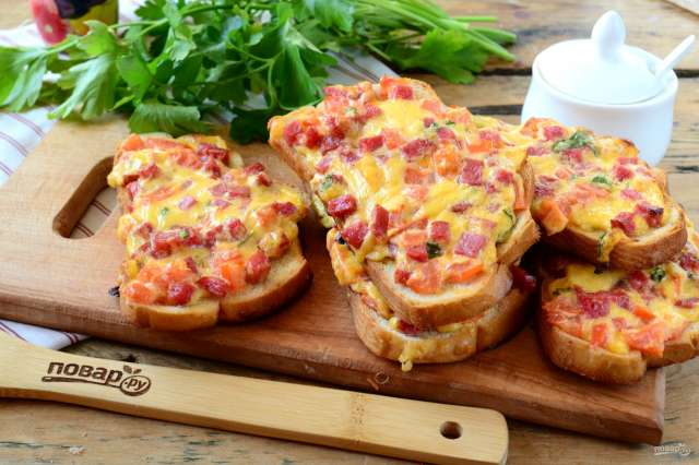 Hot Open-Faced Sandwiches with Sausage, Tomato and Cheese