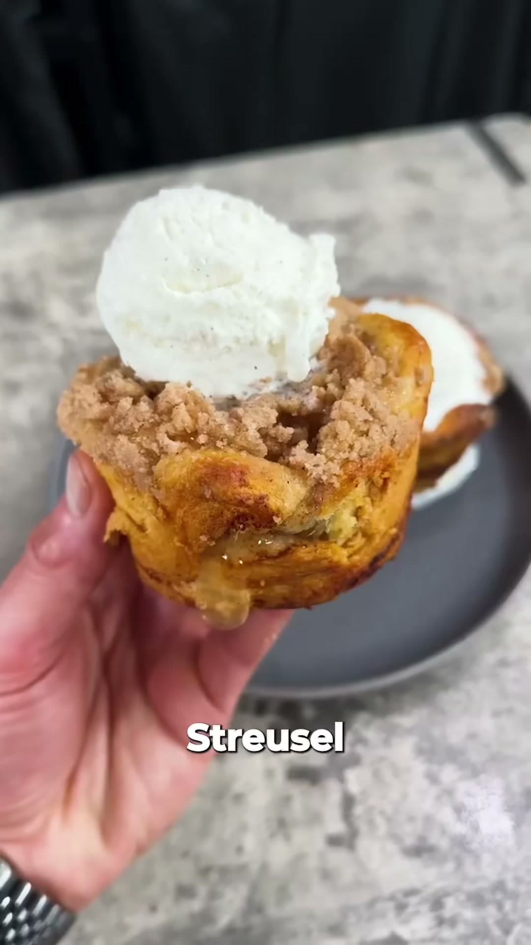 Cinnamon Roll Apple Pie Muffins