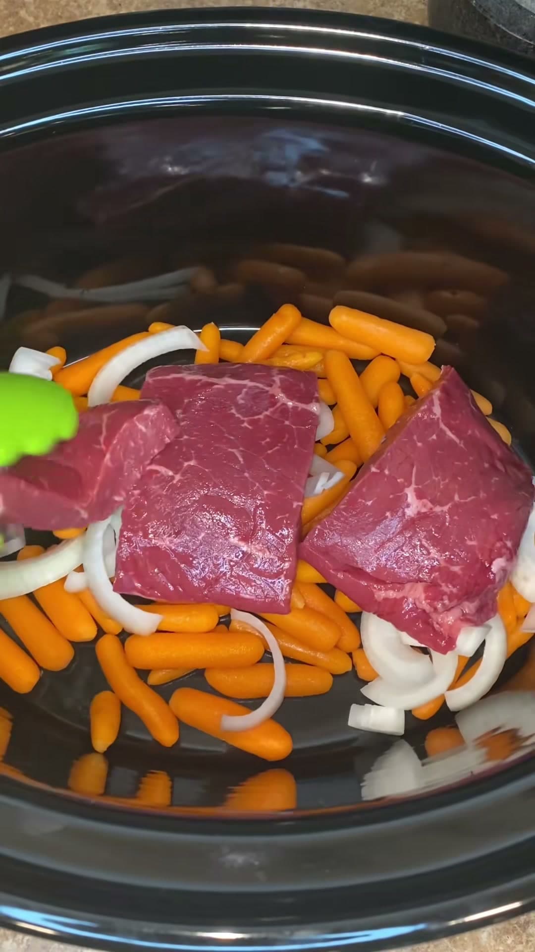 Slow Cooker Round Steak With Creamy Gravy