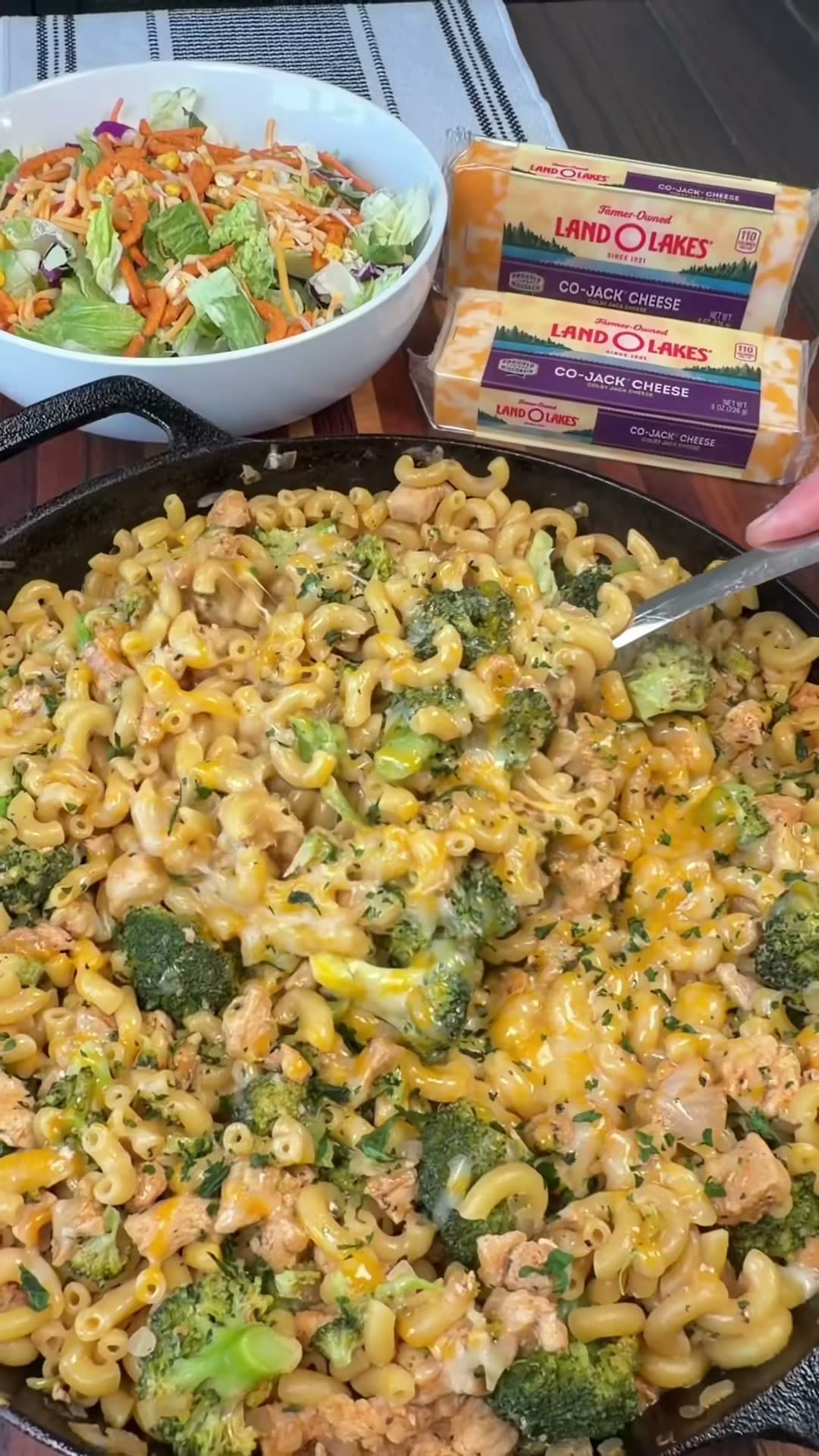 One-Pan Chicken and Broccoli Mac and Cheese
