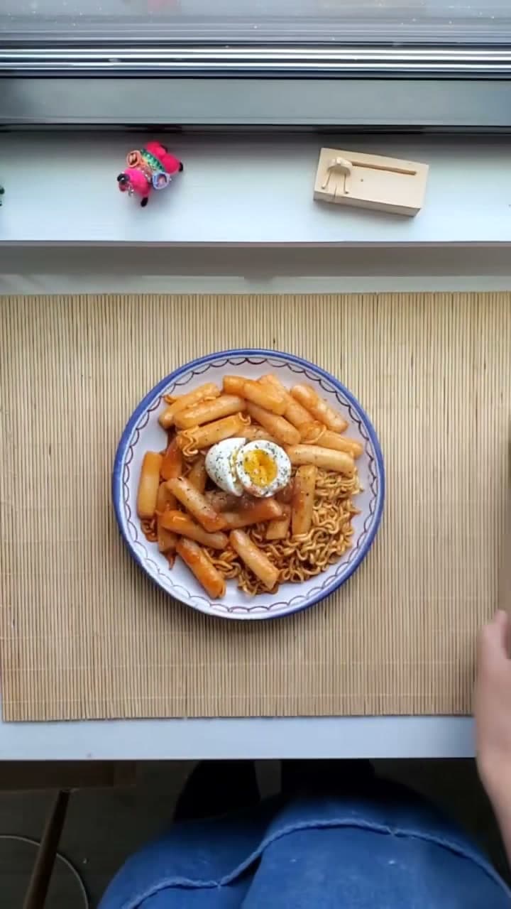 Rabokki (Spicy Rice Cakes with Ramen)