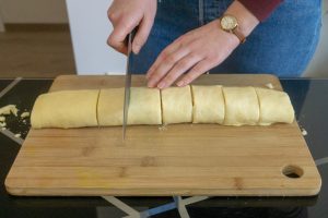 Cutting the gata into 8 pieces