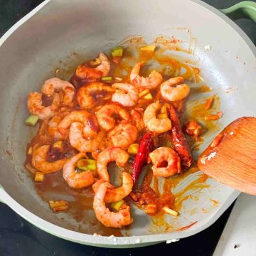 Stir fry prawn meat with chilli
