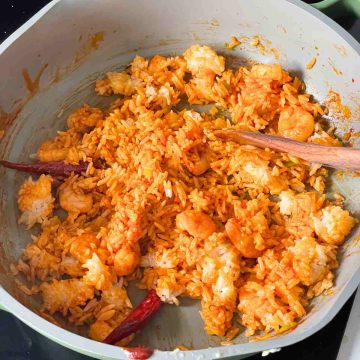 add rice to prawn and chilli